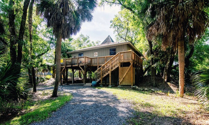 Edisto Island Casa | Beach Hut Cottage | Pet-Friendly 3BR Edisto Beach Vacation Rental | Easy Walk to the Beach