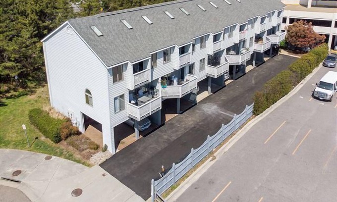 Northeast Virginia Beach Casa | Playa está al otro lado de la calle - 3BR, 3. 5 BA Contemporáneo Condo!