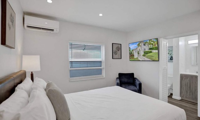 Hendricks and Venice Isles Apartamento | Beach Isles: Modern Studio Apartment in Fort Lauderdale with Patio