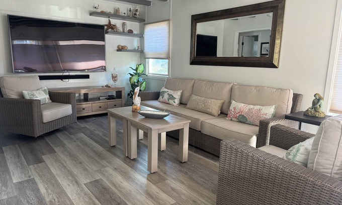 West Newport Cabaña | Beach it Here- 5 min. walk to the beach, remodeled and close to all amenities