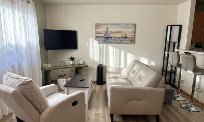 Downtown Kenosha Casa | Beach Lake Michigan King Bed Pet Friendly