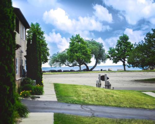 Downtown Kenosha Apartamento | Beach Lake Michigan King Bed Pet Friendly