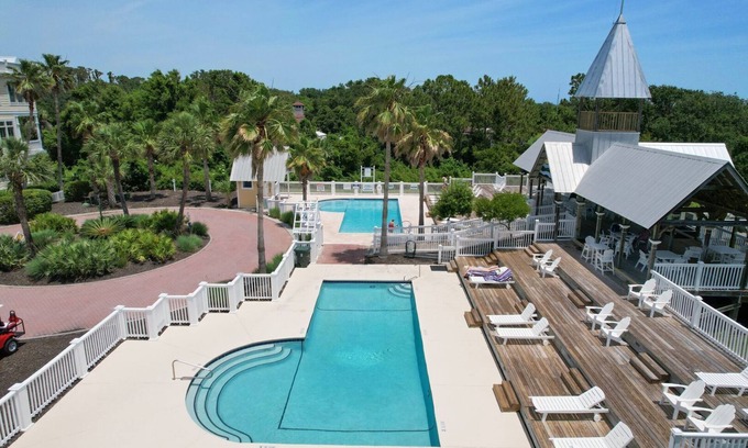 Saint Simons Island Casa | Beach Lawn Cottage - Hermosa escapada frente al mar con piscina climatizada - ¡Capacidad para 14!