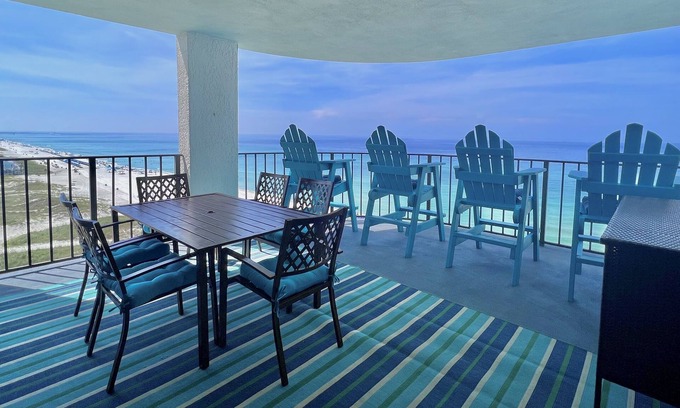 Crescent Beach Condominio | Beach Life Luxury! Condo/Lg Balcony/ Gourmet Kitchen/Free Beach Service, Pool