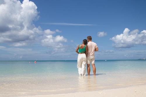 Seven Mile Beach Apartamento | Beach Living at Island Pine Villas 'BLJW'