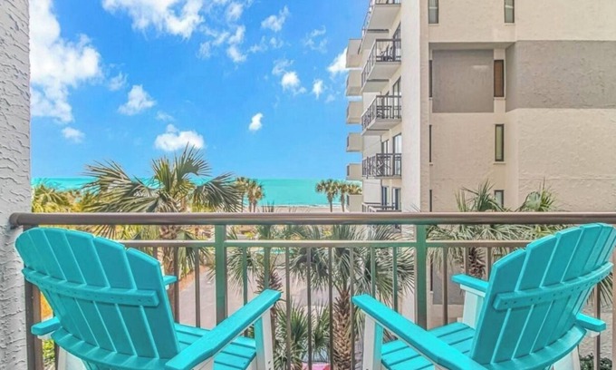 Calabash Condominio | Beach'n 1BR Ocean Front Condo Arcades Fireplace