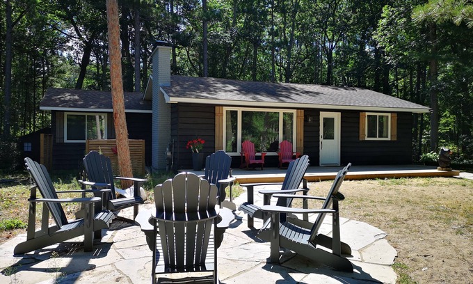 Grand Bend Casa | Beach O Pines - Black Bear Cabin