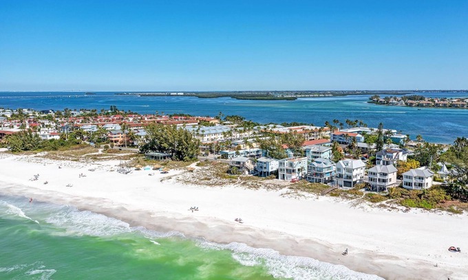 Bradenton Beach Condominio | El Anna Maria Island Beach Palms 5B-rodeado de agua-Un Paseo minuto de la playa-piscina climatizada