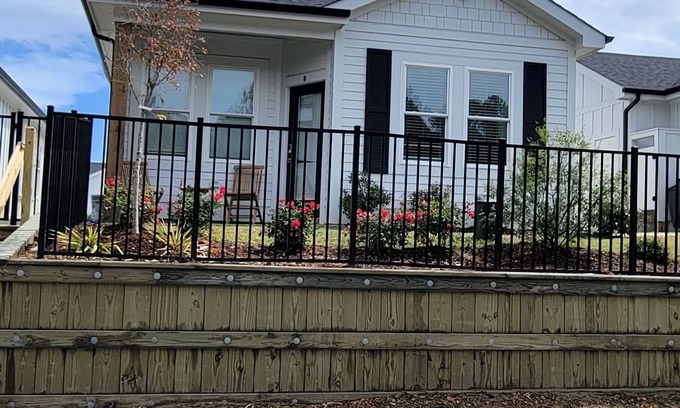 Corolla Village Condominio | Beach Paradise: 5-min walk to beach & directly across from Currituck Lighthouse!