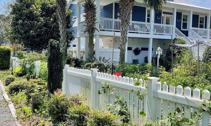North Carolina Coast Apartamento | Beach Pkg/Private Garden Apt/Patio/Bikes/Beach Equip -SAVE On Parking & Rentals