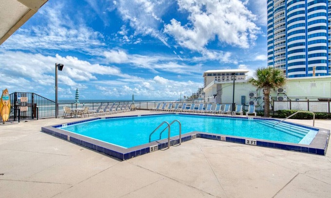 Daytona Beach Shores Apartamento | Beach Please! Pool + Balcony Ocean Views