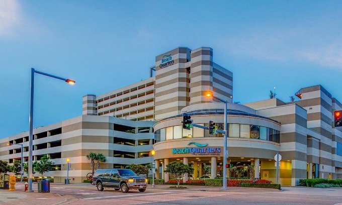 Northeast Virginia Beach Condominio | Beach Quarters - Oceanfront 1BR / 1BA Units directamente en Virginia Beach Boardwalk