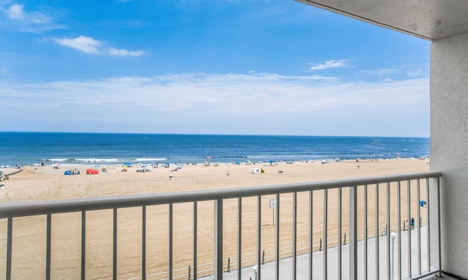 Northeast Virginia Beach Complejo | Beach Quarters Resort Oceanfront condo with Oceanfront balcony!