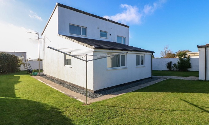 Holyhead Cabaña | BEACH REACH, pet friendly, country holiday cottage in Valley
