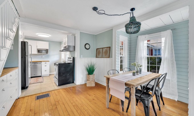 Westbrook Center Cabaña | Beach Retreat - 5 beds , 2 kitchens @ Salt Island- Westbrook -walk to water