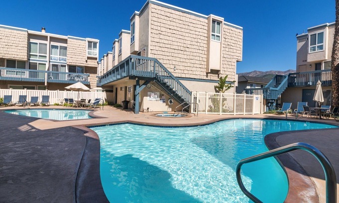 Carpinteria Condominio | Escuche el sonido de las olas mientras duerme, vista al mar, piscina climatizada y spa, WiFi y estacionamiento