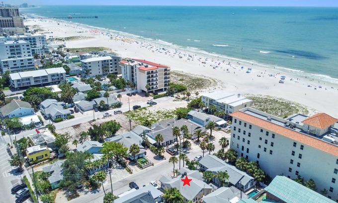 Clearwater Beach Casa | Beach Side Cottage 20 / Walk to the beach!