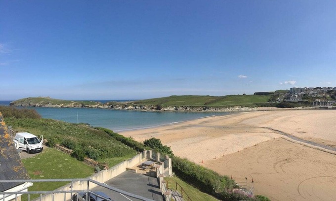Porth Apartamento | Beach Side Top Floor Property, Balcony & Sea Views