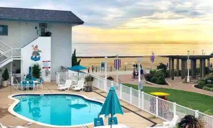 Virginia Beach Apartamento | Beach Studio - Oceanside, Pool, Boardwalk, Bikes