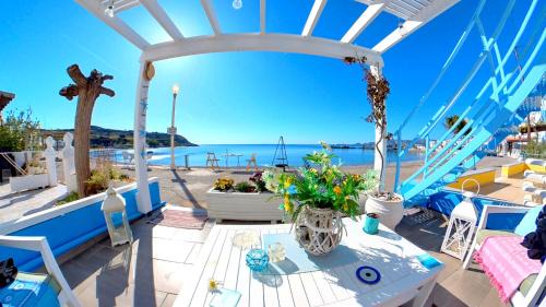 Haraki Apartamento | Beach Studio - Sleeps 2 & Private Ocean Terrace