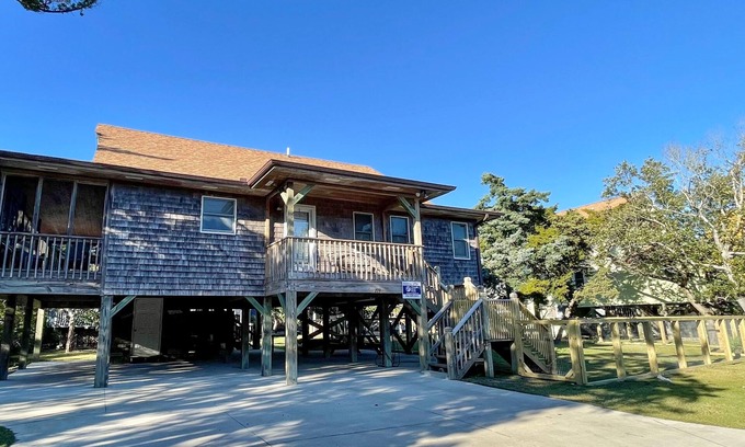 Ocracoke Casa | Terapia de playa: se admiten perros, interior espacioso y porches con mosquitero.