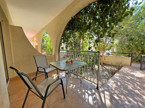 Paphos Apartamento | Beach Town House, Green Garden, 2 bedrooms, 2 bathrooms