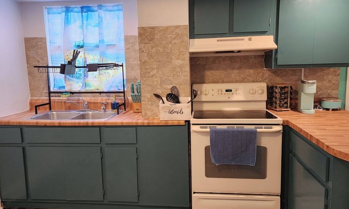 St. Petersburg - Clearwater Casa | Beach Vibes 2-bedroom house 1 bath. with AC, WiFi in delightful St. Petersburg