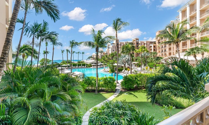 Seven Mile Beach Condominio | Beach view condo with bunk beds overlooking 7Mile Beach at The Ritz-Carlton