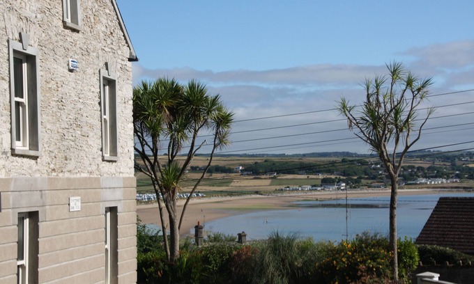 Ardmore Casa | Beach view, period house, contemporary fitout in historic, fishing village
