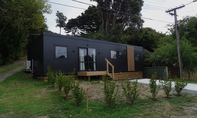 Raumati South Casa | Beach Village retreat 5Min Walk to Beach & 2-Min to Village w/Cafes & Live Music