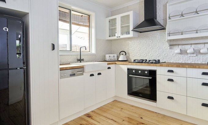 Mornington Casa | Beach Walk Cottage (Newly Renovated) Pet Friendly