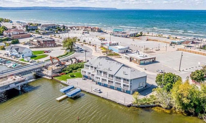 Wasaga Beach Casa | Beach1 Waterfront Stunning Views