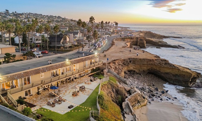 Sunset Cliffs Casa | Beachcliff 6 by AvantStay | Minutes to Ocean Beach