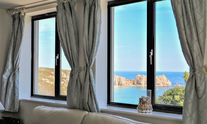 Porthcurno Cabaña | BEACHCOMBER, family friendly, character holiday cottage in Sennen
