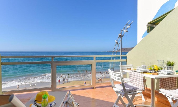 Las Palmas de Gran Canaria Apartamento | Beachfront Apartment Las Canteras LM52YY by VillaGranCanaria