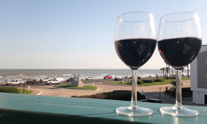 Galveston Condominio | Beachfront 1-bedroom condo Sleeps 6 on Galveston Seawall