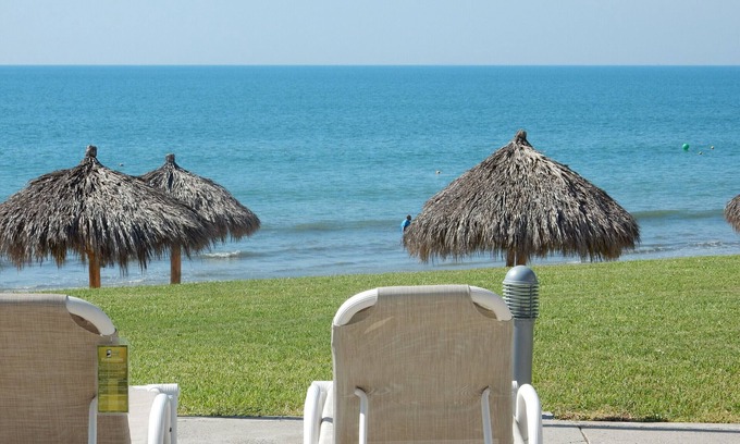 Flamingos Condominio | FRENTE AL MAR 2-BD CONDO LO TIENE TODO