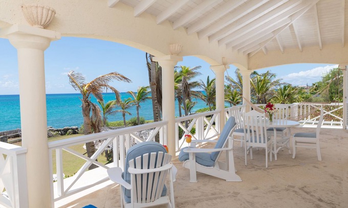 Silver Sands Casa | Frente a la playa de 2 dormitorios apt. No. 4 a la derecha la playa de arena blanca de Silver Sands