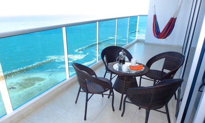 El Cabrero Apartamento | Frente a la playa, apartamento de 2 habitaciones, piscina, balcón fabuloso y vistas al mar, a pasos de la ciudad vieja