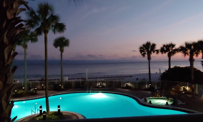 Panama City Beach Condominio | BEACHFRONT 2nd floor Spectacular Condo 2 BR/2 BA Sleeps 8 Adults!
