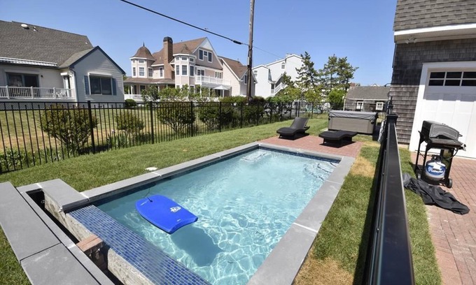 Admiral Estates Casa | Beachfront 3-Bedroom Unit w/ Pool
