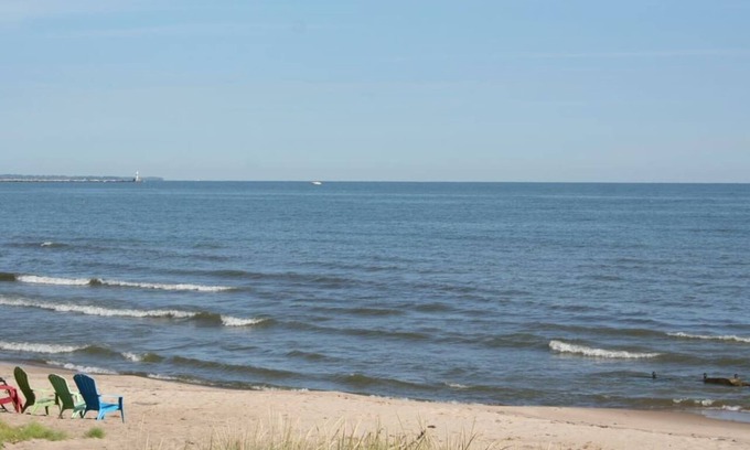 Sandusky Casa | Beachfront 4 Bd Steps 2 Cedar Point Open July