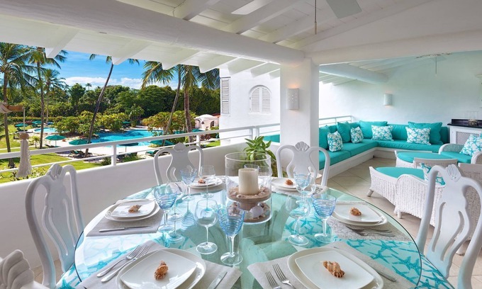 Porters Apartamento | Beachfront Apartment With A Large Communal Pool And Close To Restaurants