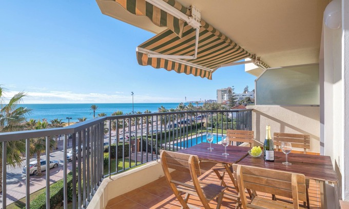 Fuengirola Apartamento | Apartamento en primera línea de playa con vistas al mar, piscina, jardín, terraza, balcón y Wi-Fi