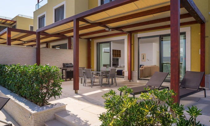 Slatine Apartamento | Beachfront Apartment Lemonade with Pool I