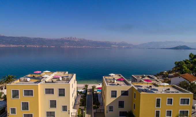 Slatine Apartamento | Beachfront Apartment Lemonade with Pool III