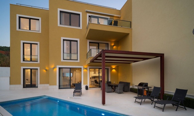 Slatine Apartamento | Beachfront Apartment Lemonade with Pool VII