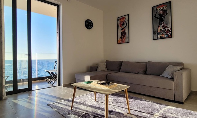 Qafe e Gjashtes Apartamento | Beachfront Apartments with Stunning Sea View and Private Balcony.