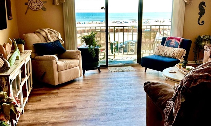 North Wildwood Condominio | BEACHFRONT BEAUTY CONDO Sleeps 6, 2 BR, 2 Ba, 2 Private balconies, heated pool