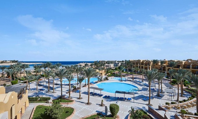 El Quseir Complejo | Beachfront Beauty l 4 Family Rooms, Pools, Dining Options & Kids’ Activities
